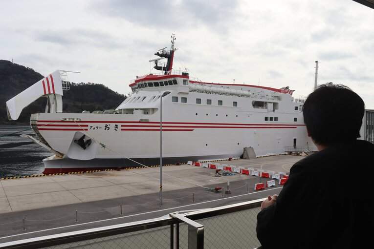 フェリーを見つめる渡部監督　©Yuki Kashimoto