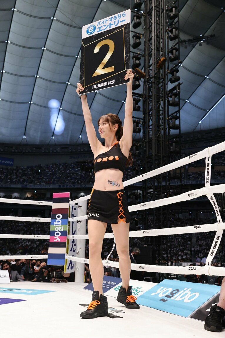 東京ドームでラウンドガールを務める宮原華音　©THE MATCH 2022/Chiyo Yamamoto