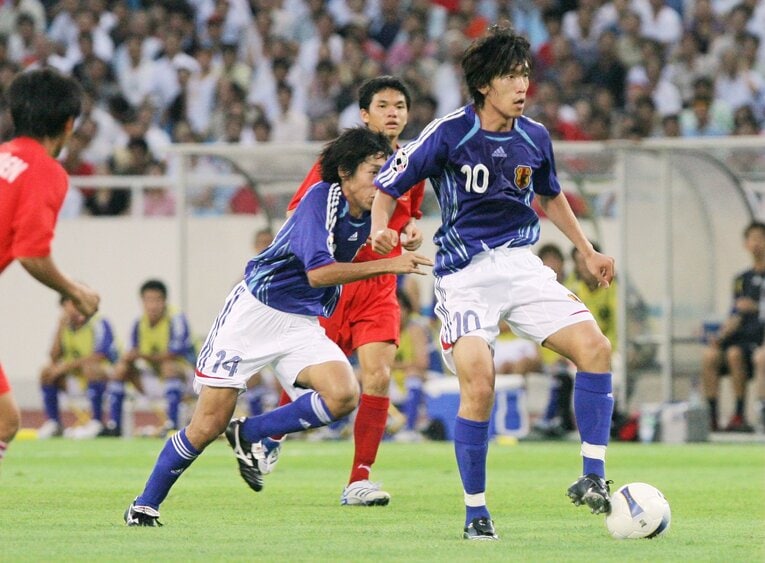 2007年7月のアジアカップ、ベトナム戦で共にプレーする2人　©JIJI PRESS