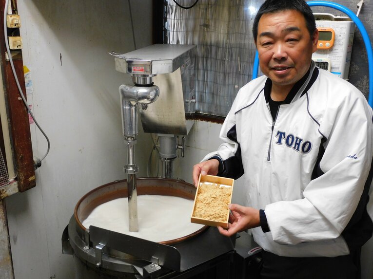 自らわらび餅を作り、店頭にも立つ山田さん　©︎NumberWeb