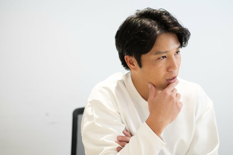 自身が働く渋谷のオフィスでインタビューに応じた谷田　©Shiro Miyake