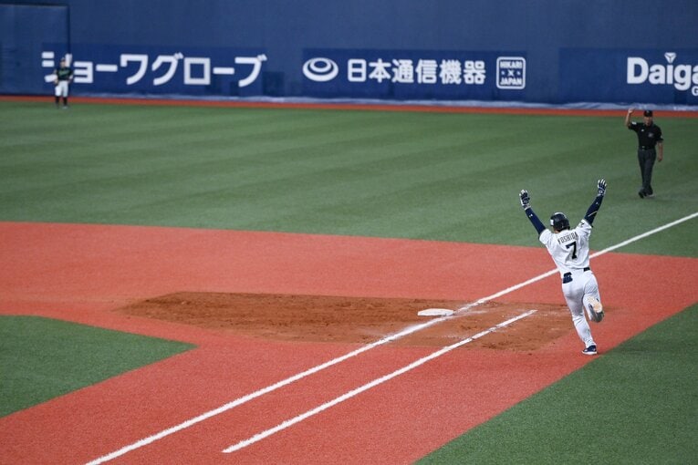 バンザイしてダイヤモンドを回る吉田。後ろに見える審判はホームランをコール©︎Nanae Suzuki
