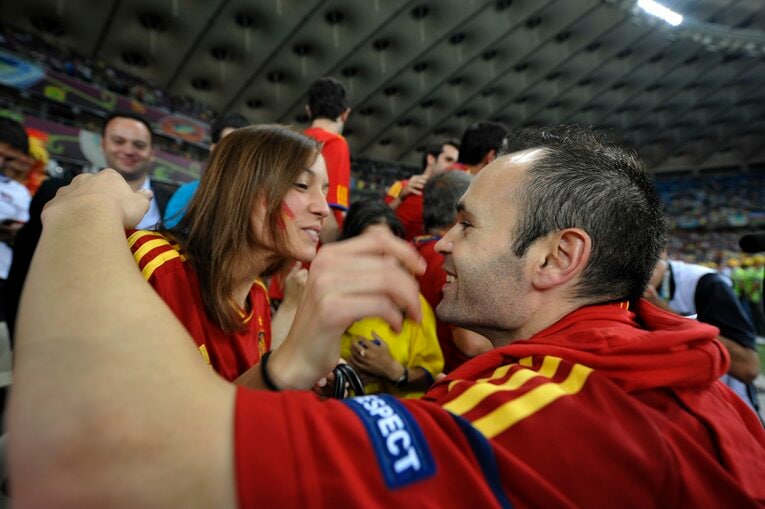 EURO 2012を制し、パートナーのアンナ・オルティスと喜びを分かち合うイニエスタ　©Takuya Sugiyama