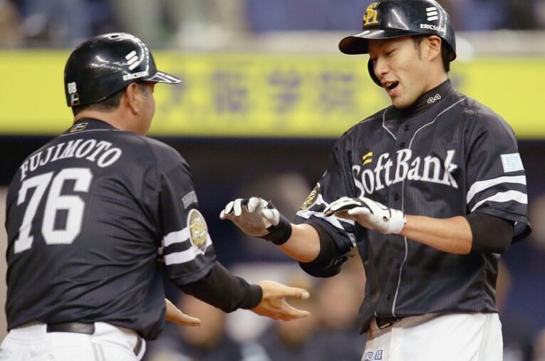 「柳田悠岐を育てた男」と称される藤本新監督。新体制で目指す常勝ホークス復権のカギは？ ／ photograph by KYODO