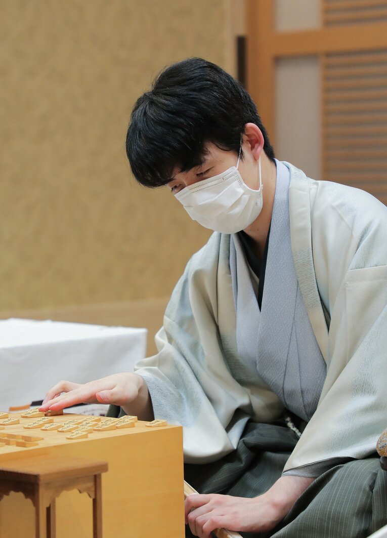 叡王戦第1局の藤井叡王（代表撮影）　©JIJI PRESS