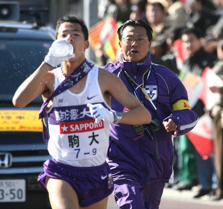 2008年、監督就任から4年目、運営管理者を飛び出し自ら給水を行う　©JIJI PRESS