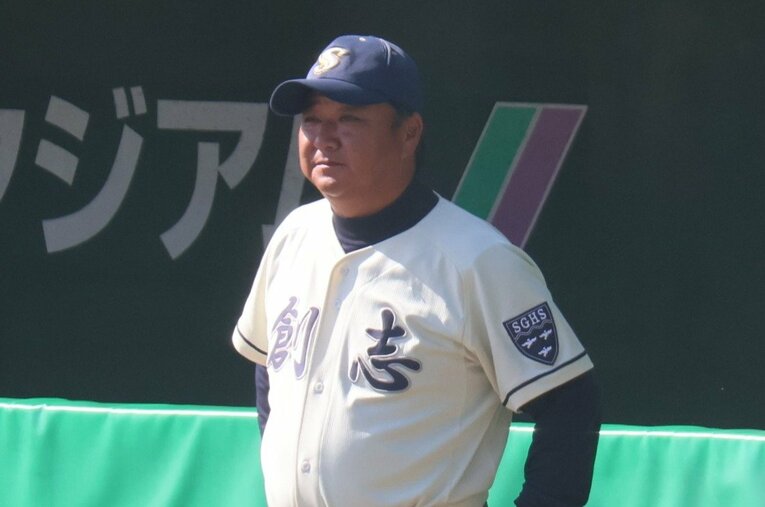 2年前から創志学園を率いる門馬監督。東海大相模高では春夏あわせて4度の甲子園優勝経験があり、来春のセンバツ出場も確定的に ／ photograph by Fumi Sawai