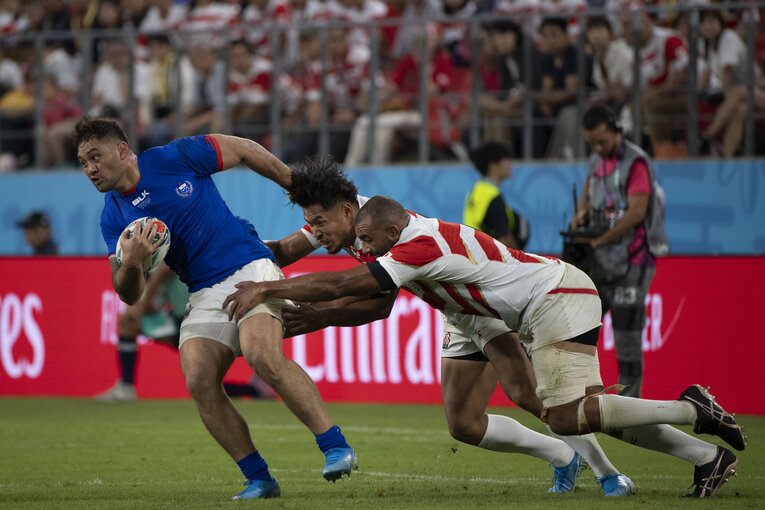 山中亮平とリーチマイケルのダブルタックル。同じ1988年生まれ（写真は2019年W杯）©︎JMPA
