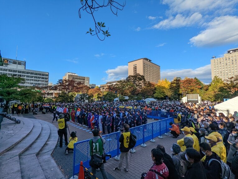 仙台市役所前、閉会式に集まった観客　©Yu Saito