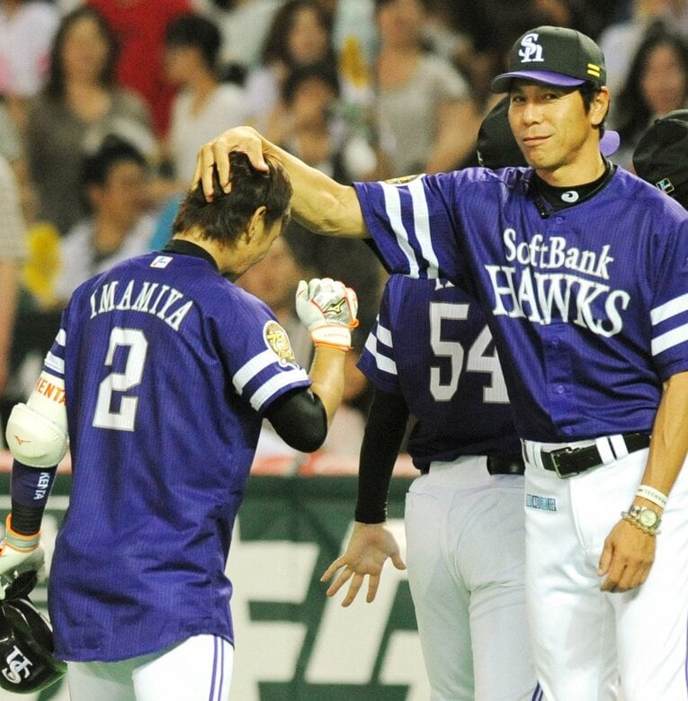 2013年、サヨナラ打を放ち、当時監督の秋山幸二から祝福される今宮　©JIJI PRESS