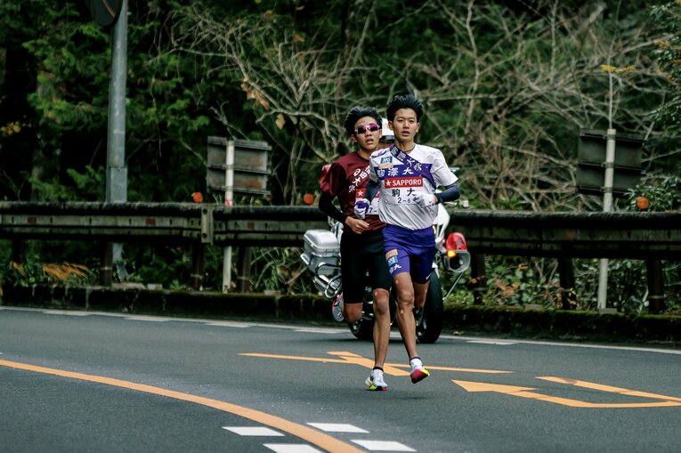 第101回箱根駅伝、復路6区、駒澤大の伊藤蒼唯（3年）が早稲田大の山崎一吹（2年）を抜いて3位に浮上　©Kiichi Matsumoto