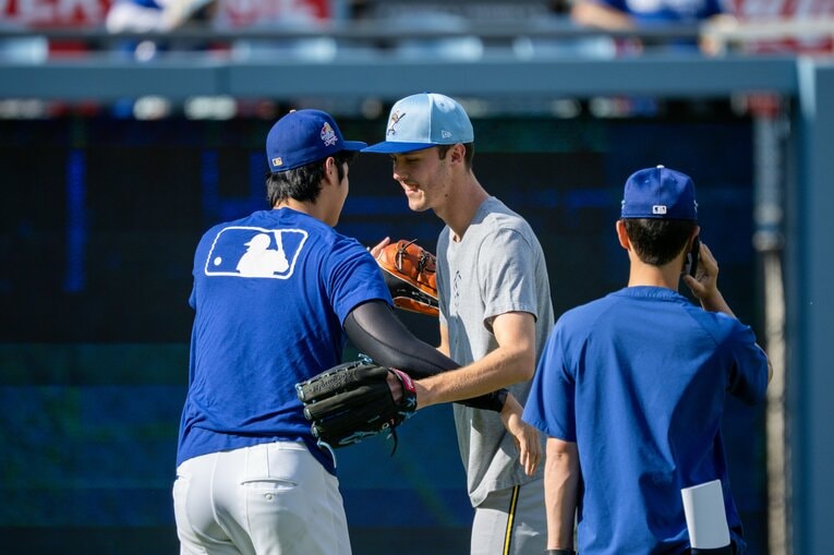 【Numberカメラマンが激写・大谷翔平の愛される日常】怪物右腕ミジオロウスキーに近づき…翔平から握手のちハグ！（全5枚中の3枚目）　©Nanae Suzuki