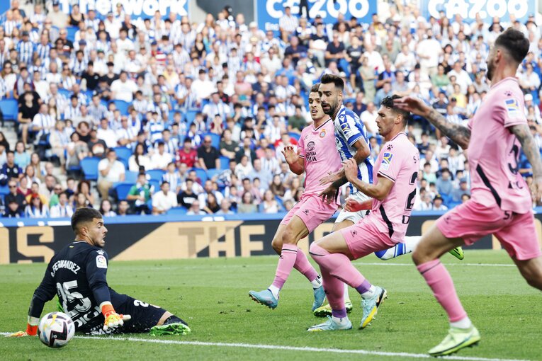 「KUBOコール」や「武房、シャツくれませんか」日本語メッセージの少年、猛プレスに感謝のハグ…“久保建英リーガ100戦目の進化”を撮った(23)