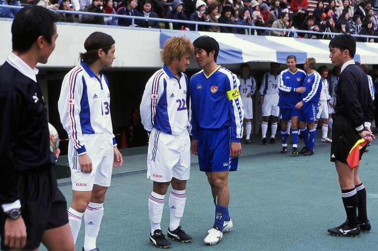 U-22日本代表とベガルタ仙台との練習試合で。駒野友一と談笑する姿も。当時森保はベガルタ所属　©AFLO