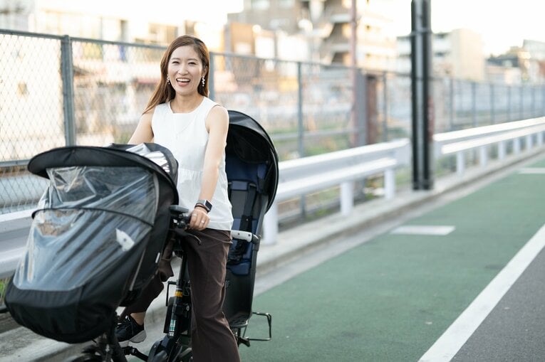 自転車で待ち合わせ場所に現れた香奈さん。ちなみにこの自転車、夫のチームメイトで日本代表でも共にプレーする中村亮土夫妻のお下がりだとか　©︎Miki Fukano