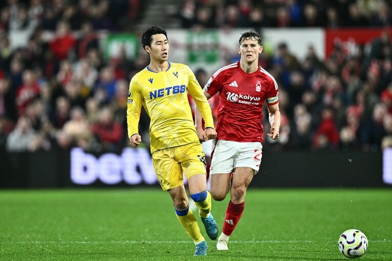 10月21日、アウェイでのノッティンガム・フォレスト戦。先発出場し、後半43分までプレーした鎌田大地。チームは0－1で敗れ、開幕8戦未勝利　©Getty Images