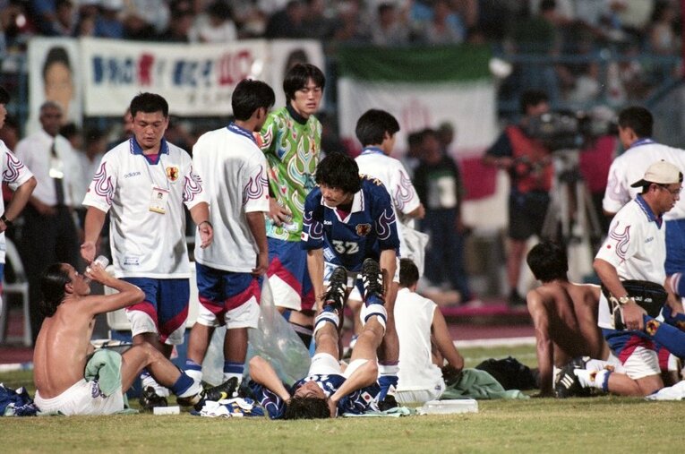 1997年のW杯最終予選イラン戦の延長戦前、名波のストレッチを手伝う中山 ／ photograph by Etsuo Hara/Getty Images