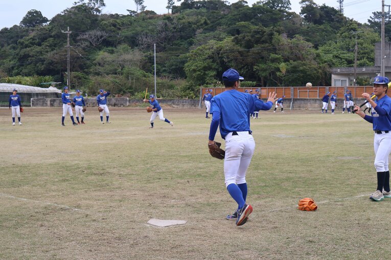 センバツのベンチ入りメンバーは全員地元・沖縄県出身だというエナジックスポーツ高等学院　©Fumi Sawai