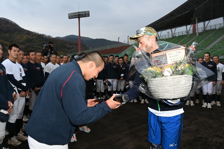 イチローから黒バットを渡される浅野翔吾　©︎Naoya Sanuki