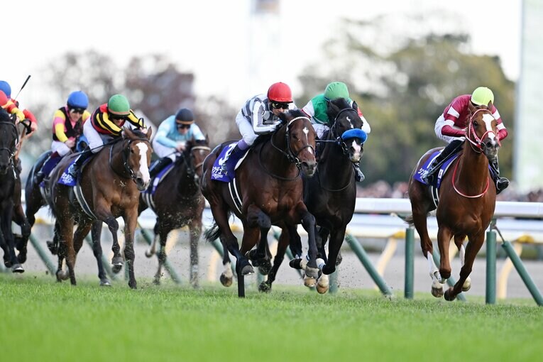 ドゥレッツァと競り合うドウデュース　©Keiji Ishikawa