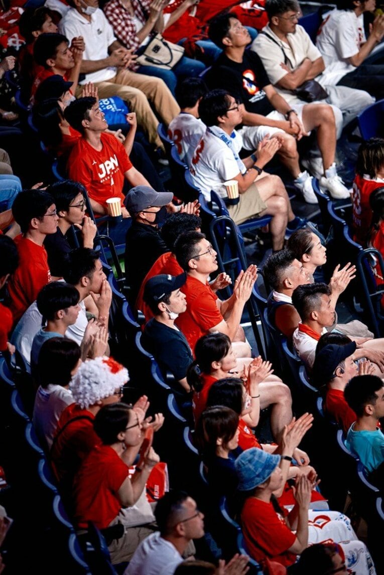 沖縄のファンも劇的な展開に固唾を飲んで見守った　©︎FIBA