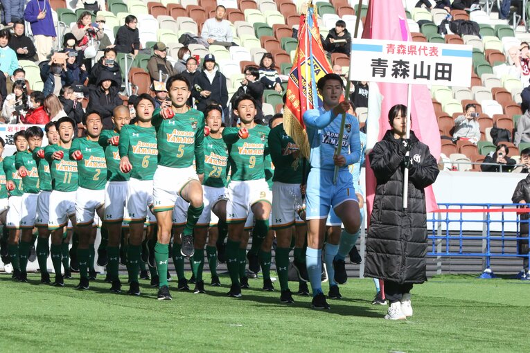 開会式では青森の名産りんごを手に入場した青森山田イレブン。初戦は31日、激戦区・福岡を勝ち進んできた飯塚高と対戦する　©︎Takahito Ando