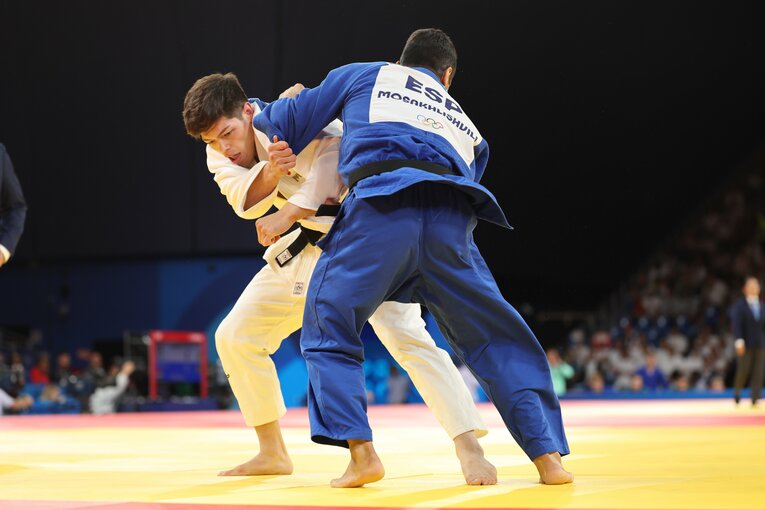 混合団体戦、2回戦スペイン戦の村尾三四郎　©Tetsuya Higashikawa/JMPA