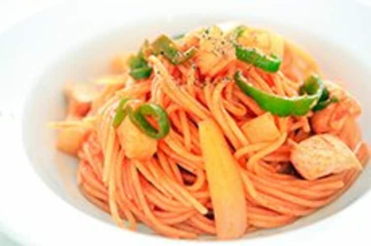 トマトの丸齧りに抵抗がある場合は、トマトを使った料理を食べると良い。例えば、運動前にトマトソースのパスタを食べると、リコピンとともに炭水化物を効率良く摂取することができるため、スタミナ不足の解消に効果がある。 