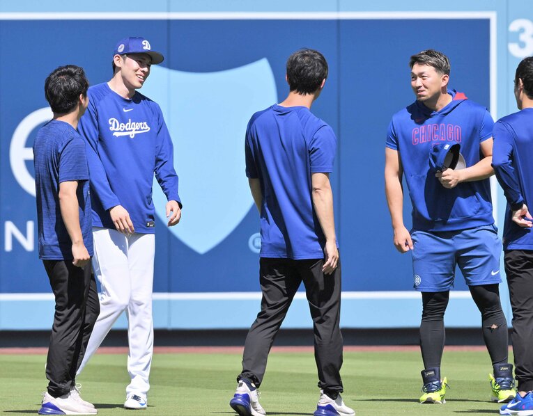 登板前…鈴木誠也と　©JIJI PRESS