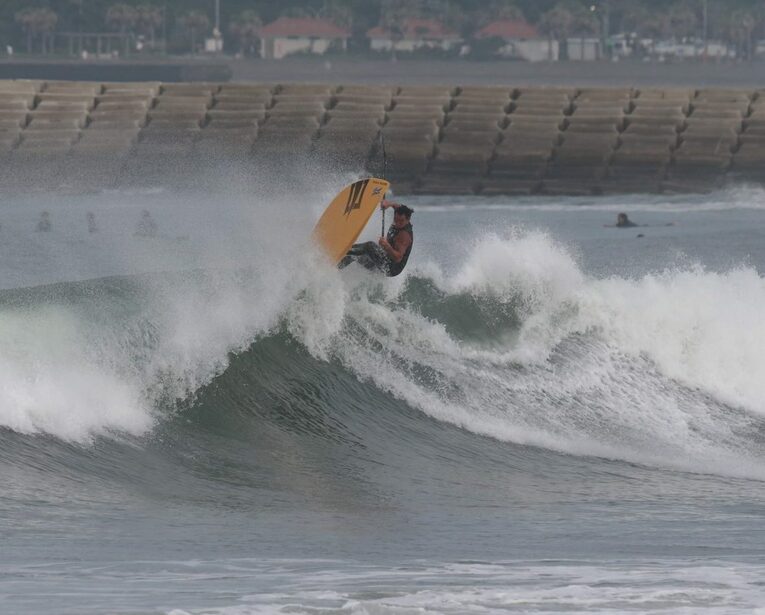 SUPで高い波に挑むTAKA釜口さん　写真はTAKAさん提供