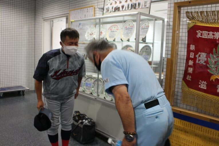 交流を深めた京都国際・小牧監督と近江・多賀監督　©︎Fumi Sawai