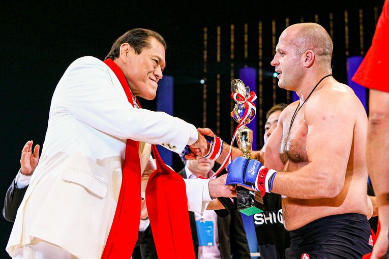 ヒョードルと握手をかわす猪木