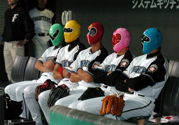 新庄氏らとマスクをかぶる現役時代の石本氏（左から坪井智哉、新庄剛志、森本稀哲、石本努、島田一輝）　©︎Sankei Shimbun