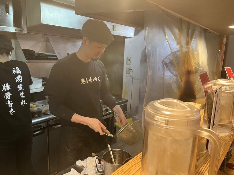 勤務中の笠原さん（本人提供）