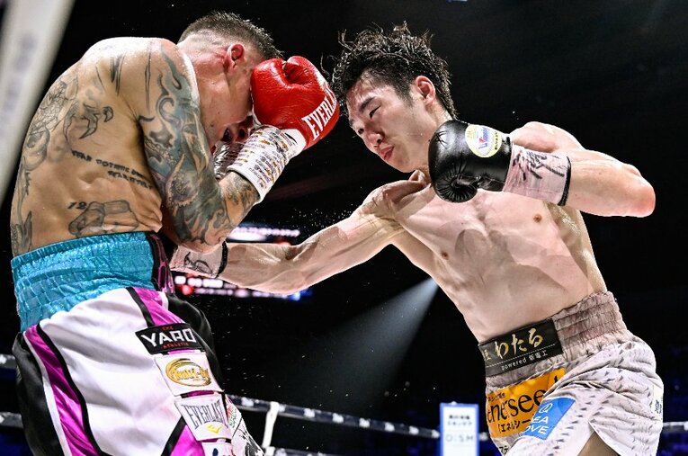 ヘッキー・ブドラーに強烈な右ボディを打ち込む寺地拳四朗。老獪な挑戦者をTKOで退けるまでの戦略を、加藤健太トレーナーに聞いた ／ photograph by Hiroaki Yamaguchi