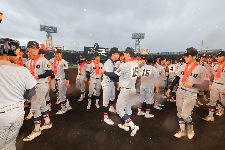 閉会式後の慶応・仙台育英の両校　©JMPA