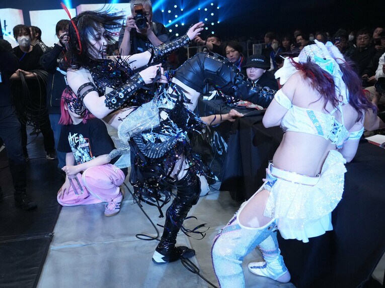 場外でスターライト・キッドを蹴る上谷沙弥　©Essei Hara