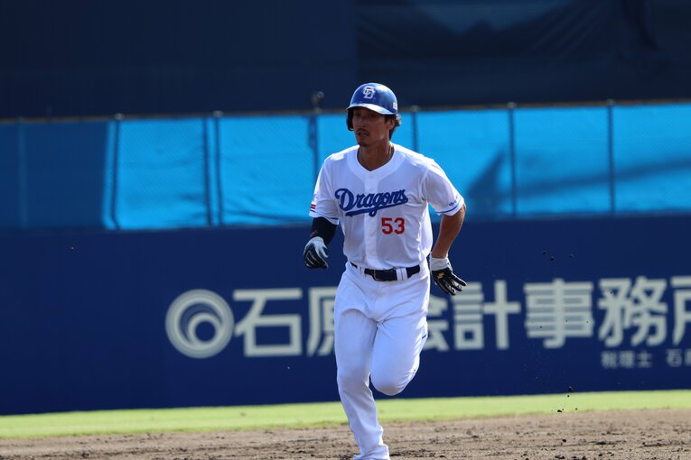 渋川市のクラブを支援する後藤駿太（中日／31歳）　©Takahiro Nagao