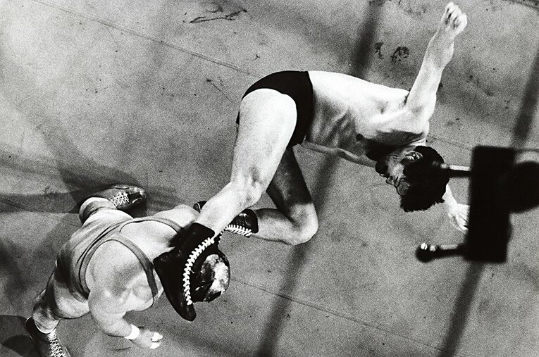 1984年、東京体育館の天井裏にて撮影。アントニオ猪木の延髄斬りは真上から見ても美しかった