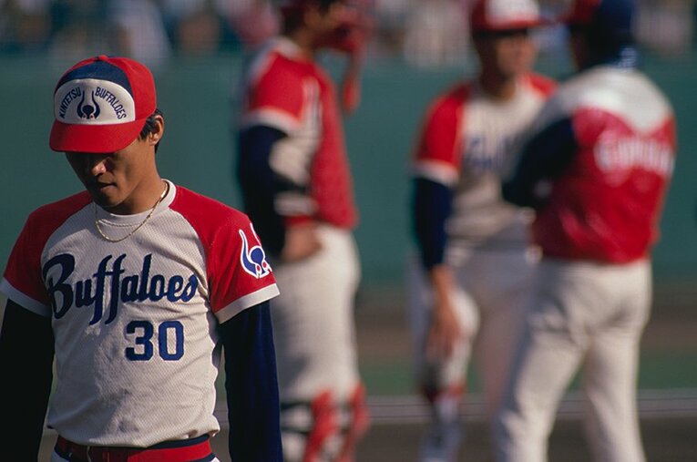 1989年の日本シリーズ、第7戦で巨人に打ち込まれ、降板する近鉄・加藤哲郎 ／ photograph by Kenmizaki Makoto