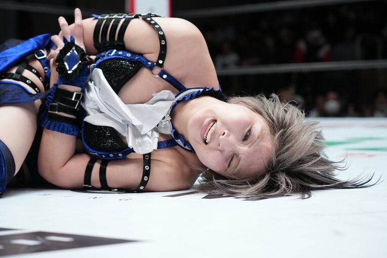 痛みをこらえる安納サオリ　©Essei Hara