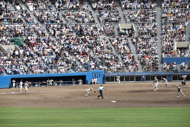 今夏の千葉大会3回戦、銚子商と習志野の伝統の一戦には大観衆が声援を送ったが　©JIJI PRESS
