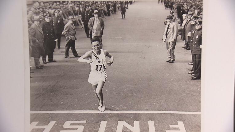 ボストンマラソンでゴールを駆け抜ける田中茂樹（©ACME／本人提供）