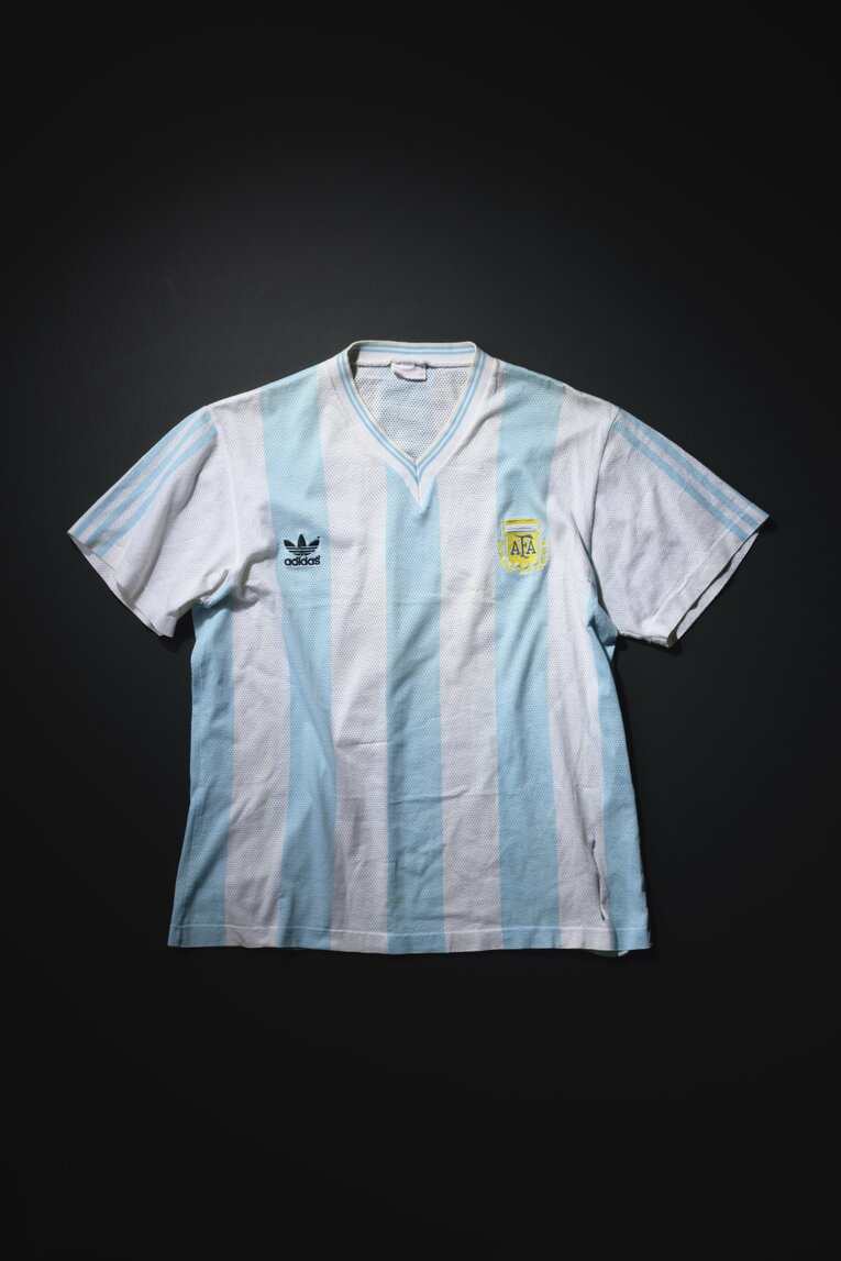 準優勝した1990年W杯でマラドーナが着たユニフォーム