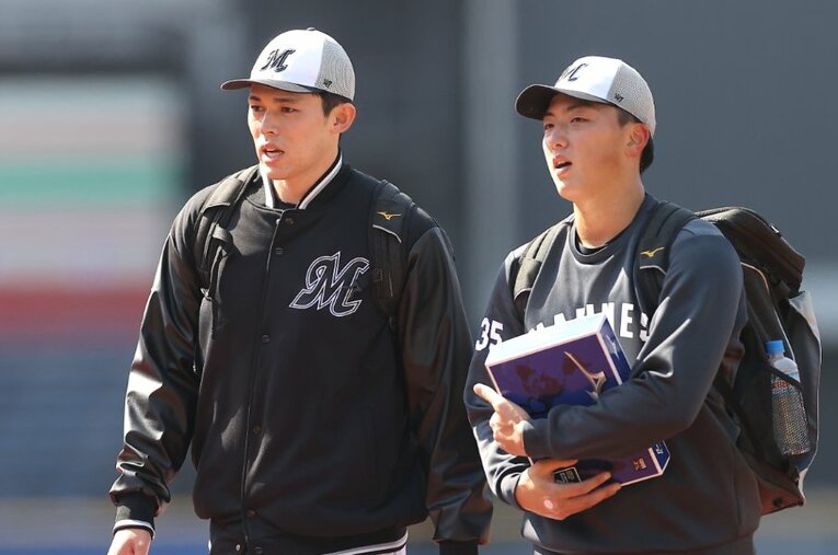 佐々木朗希を慕う後輩の田中晴也（右） ／ photograph by SANKEI SHIMBUN