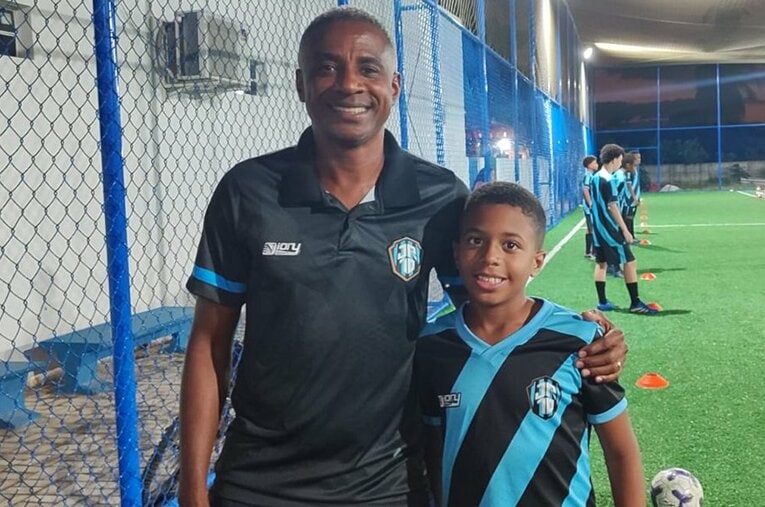 48歳となったジュニーニョと10歳の三男ダニエル。その明るさは今も変わらなかった ／ photograph by Hiroaki Sawada