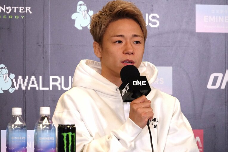 試合後、武尊はインタビュースペースで記者の質問に答えた　©Koji Fuse