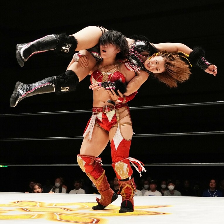 桜井麻衣を担ぎ上げる林下詩美　©Essei Hara