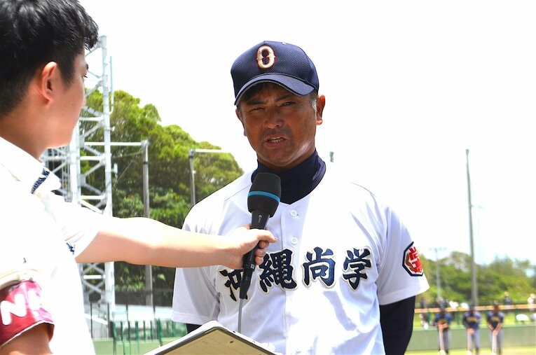 インタビューを受ける比嘉監督　©Takarin Matsunaga