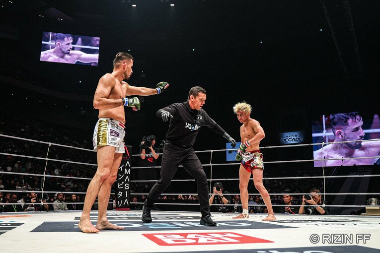 鈴木千裕vs.クレベル・コイケ　©RIZIN FF